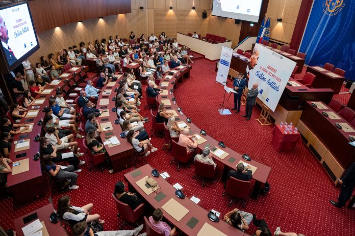 Les étudiants dans l'hémicycle du département des Alpes-Maritimes avec Eric Ciotti et Charles Ange Ginésy.