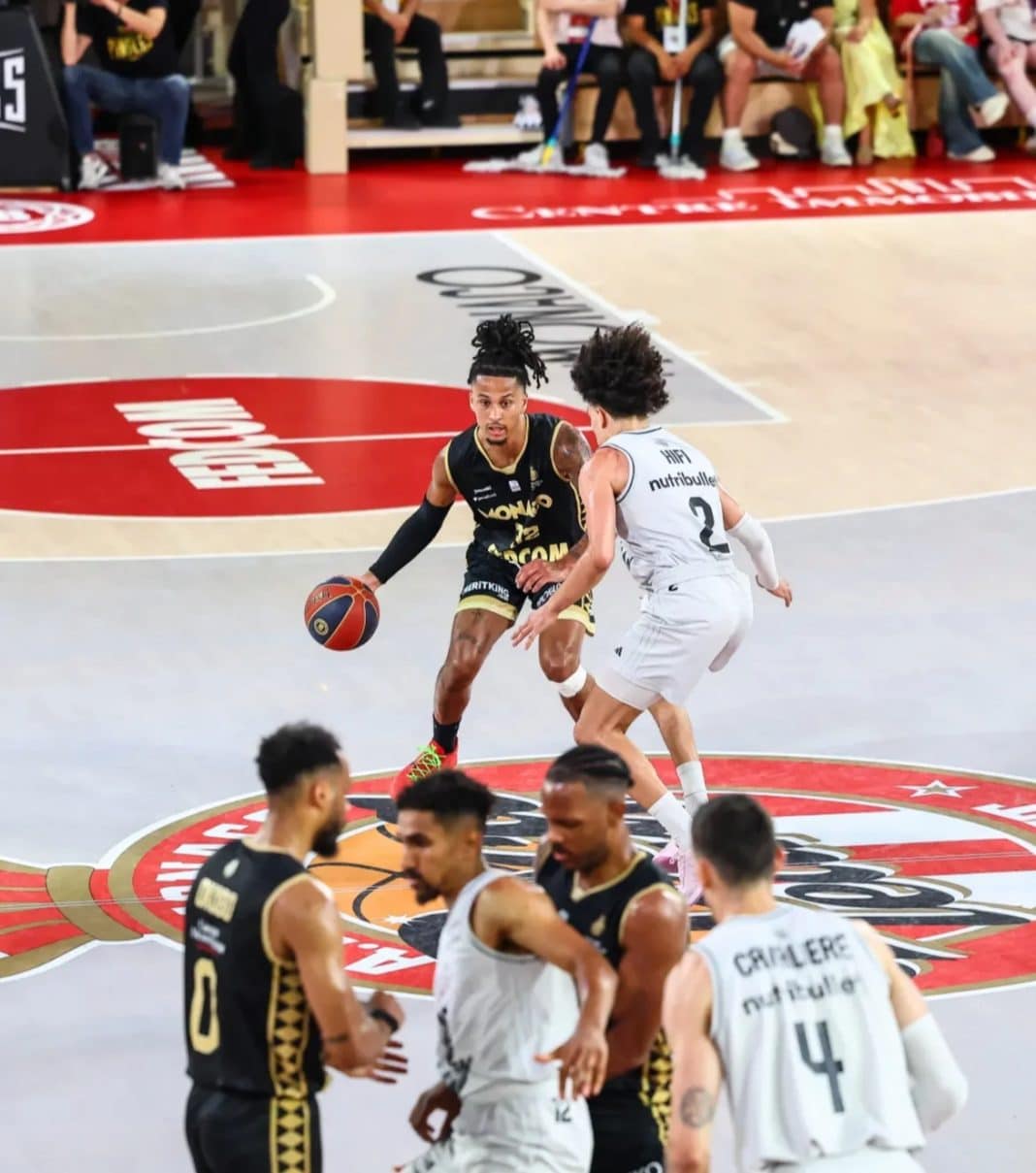 Matthew Strazel contre le Paris Basketball en finale de Betclic Elite