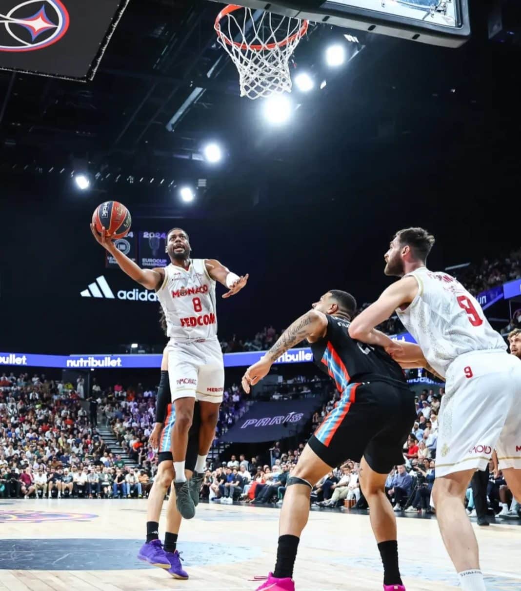 Jordan Loyd inscrivant un panier contre la défense du Paris Basketball