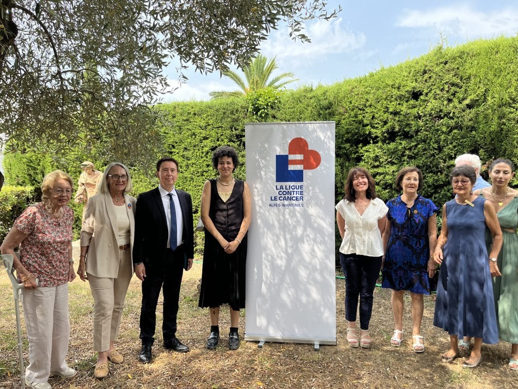 Yasmine Abidellaoui avec des membres de la Ligue contre le cancer pour la conférence de presse de sa marche Nice Paris