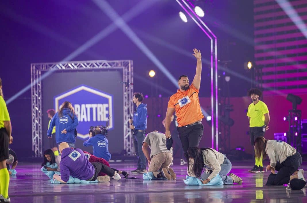 Le candidat Maralpin Niçois, Ali qui participe à la nouvelle émission télé 99 à battre en tee-shirt orange sur le plateau.