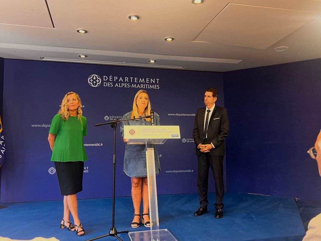 La sénatrice Alexandra Borchio Fontimp au micro au côté du président du déparement des Alpes-Maritimes Charles-Ange Ginésy