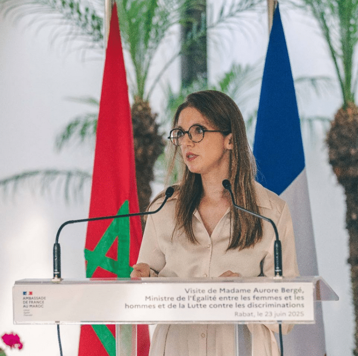 La ministre de l'égalité et la lutte contre les discriminations lors d'un discours.
