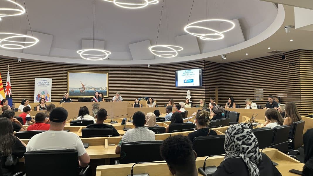 Salle du Conseil Municipal à l'occasion d'une réunion du CDDF