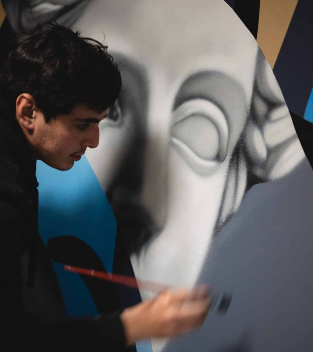 L'artiste Niçois César Malfi dans ses oeuvres.