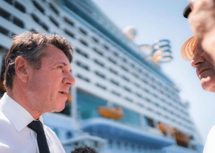 Christian Estrosi discuter avec des personnes devant le navire de croisière qui a accosté à Villefranche-sur-Mer.
