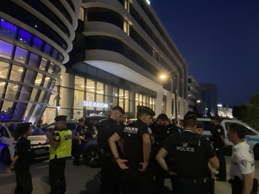 La police effectue un contrôle routier.