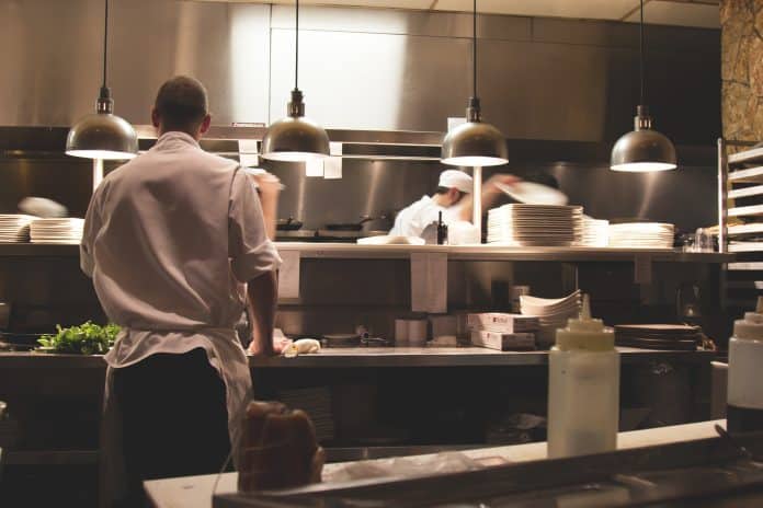 Une cuisine de restaurant avec un cuisinier.