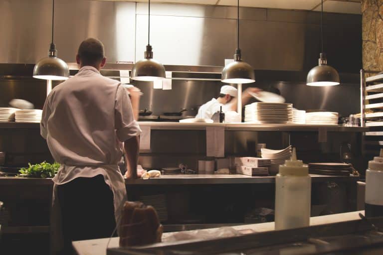 Une cuisine de restaurant avec un cuisinier.