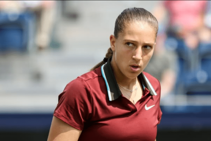 La joueuse de tennis Niçoise Diane Parry sur le court, le regard rageur habillée en rouge.