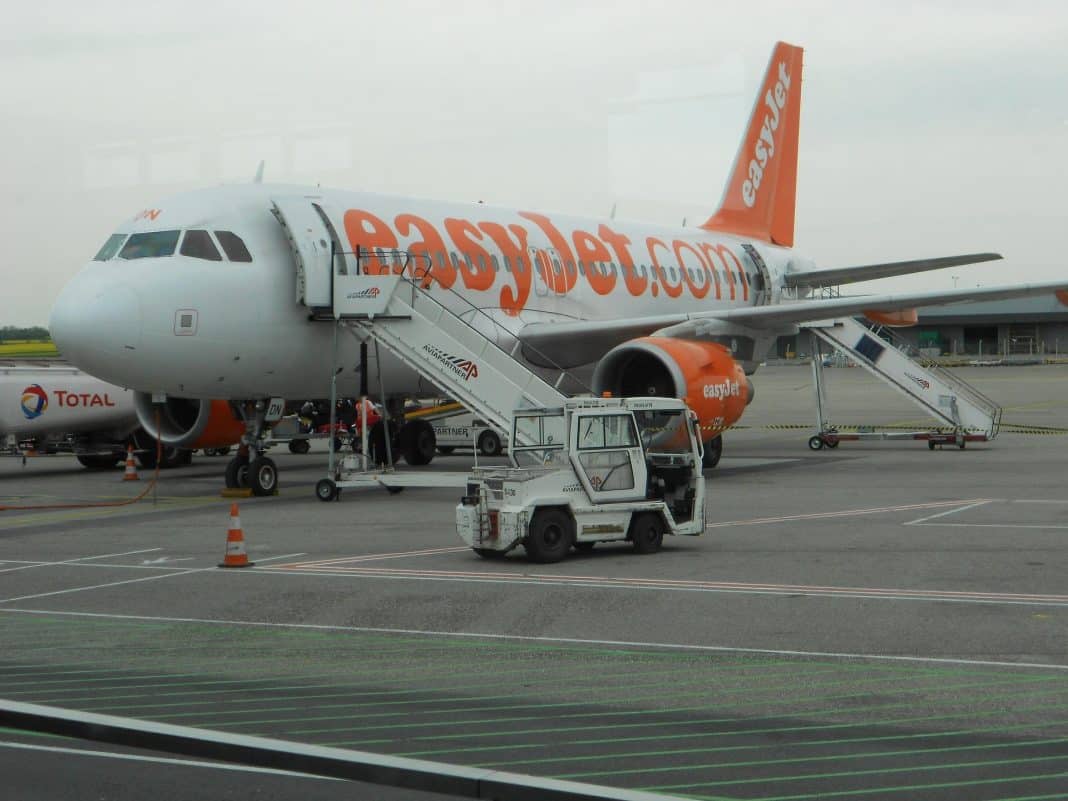 Un avion de la compagnie Easyjet avec ses couleurs blanche et orange.