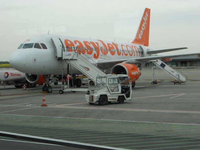Un avion de la compagnie Easyjet avec ses couleurs blanche et orange.