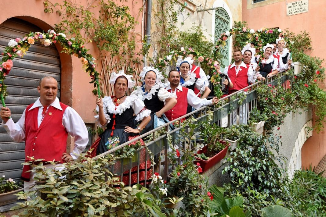 La fête du Malonat avec les personnes habillés de costumes traditionnels.