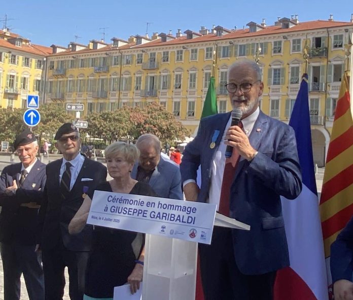 Francesco Garibaldi rend hommage à Giuseppe Garibaldi.