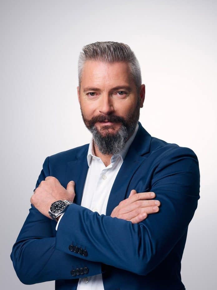 Le nouveau président de l'UPE06 Franck Cannata en costume bleu et chemise blanche.