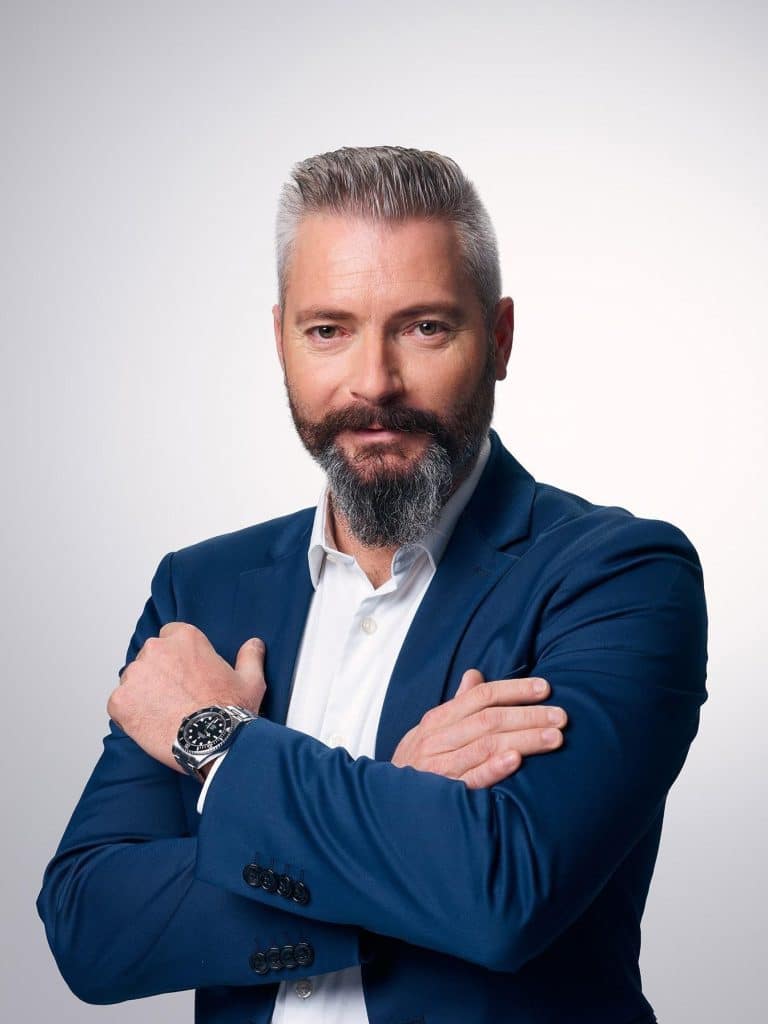 Le nouveau président de l'UPE06 Franck Cannata en costume bleu et chemise blanche.