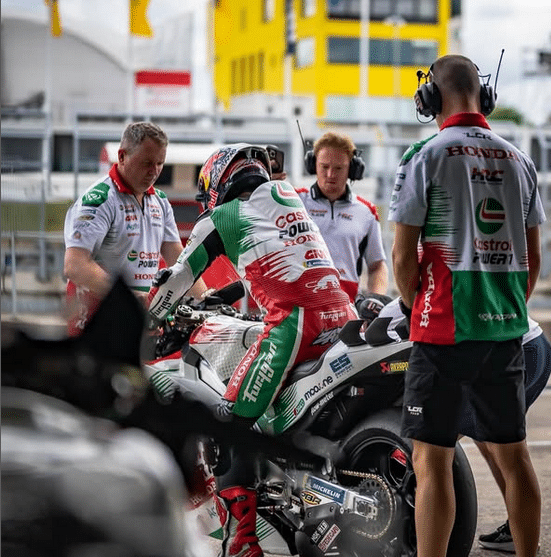 Le pilote Cannois en MotoGP Johann Zarco avec des mécaniciens et ingénieurs.