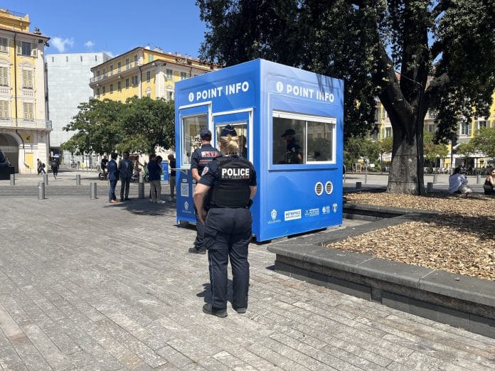 Le kiosque de la police municipale de couleur bleu sur la place Garibaldi