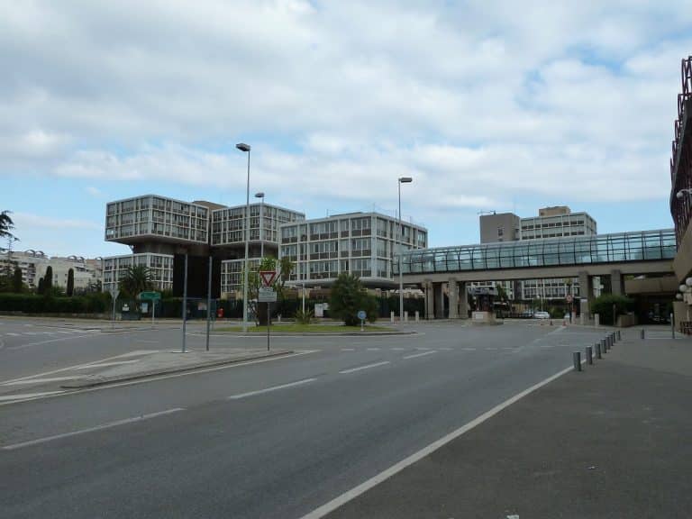 Les bâtiments du Centre Administratif des Alpes-Maritimes (CADAM) à l'architecture moderne.