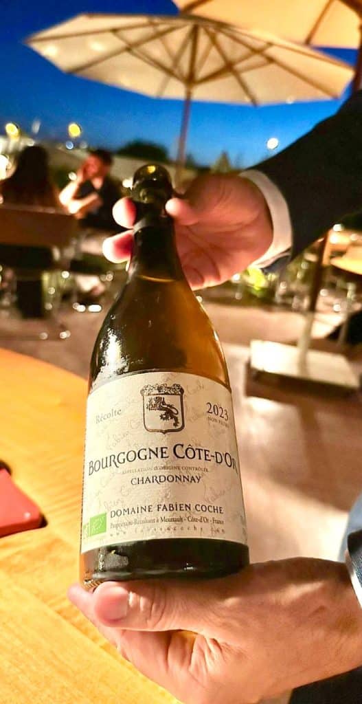 Une bouteille de vin.