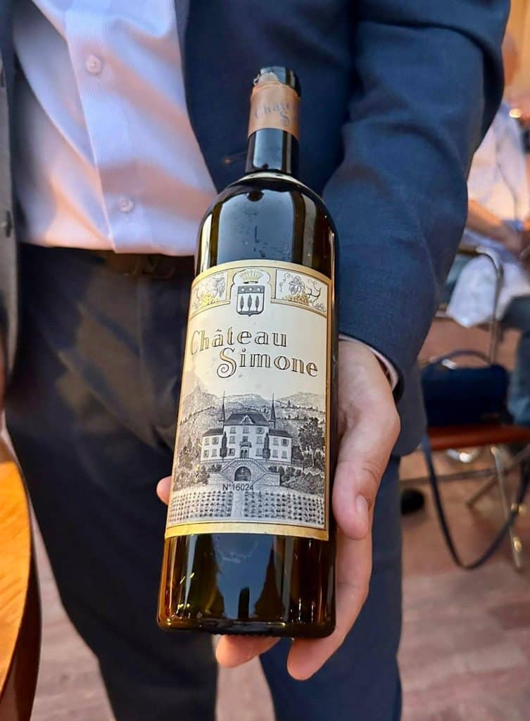 Une bouteille de vin.