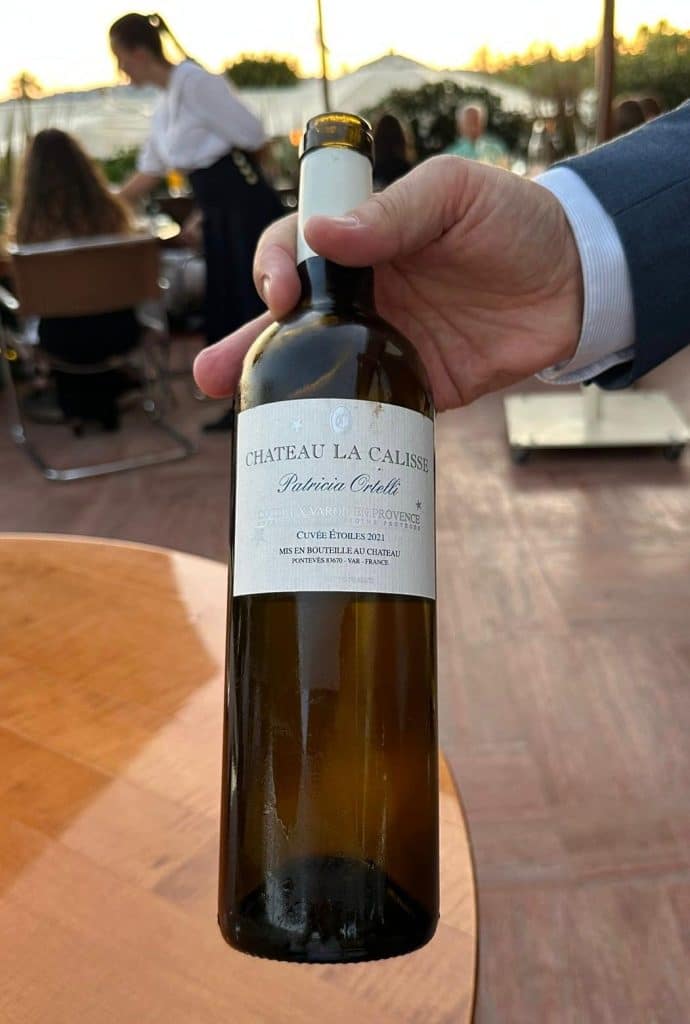 Une bouteille de vin.