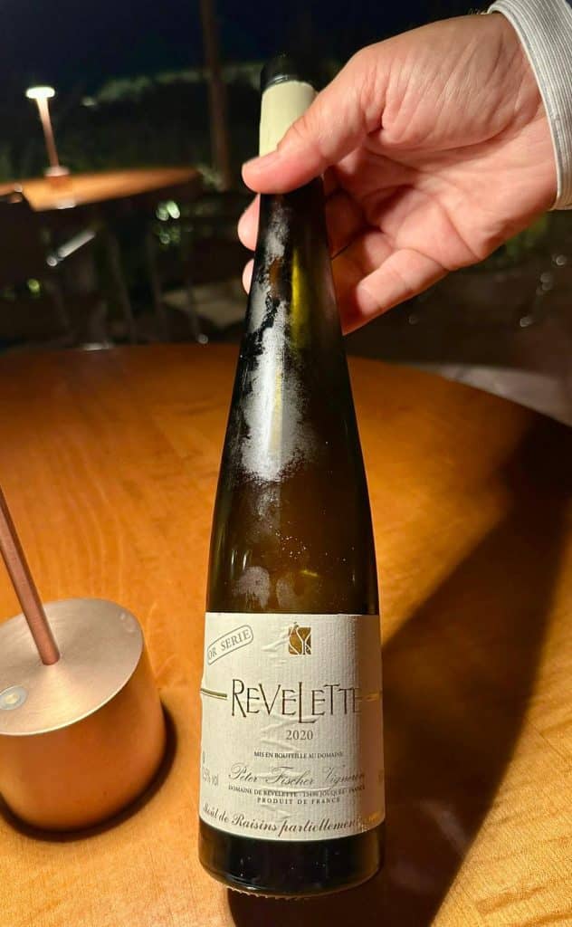 Une bouteille de vin.