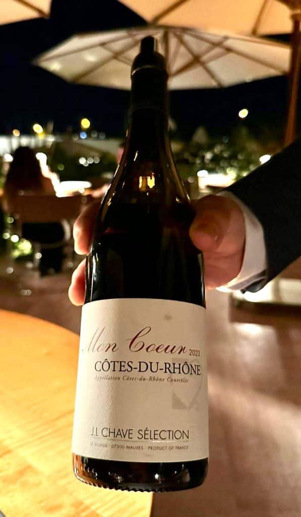 Une bouteille de vin.