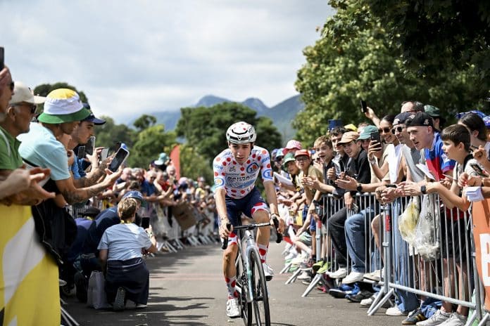 Lenny Martinez avec le maillot à pois dans le Tour de France.