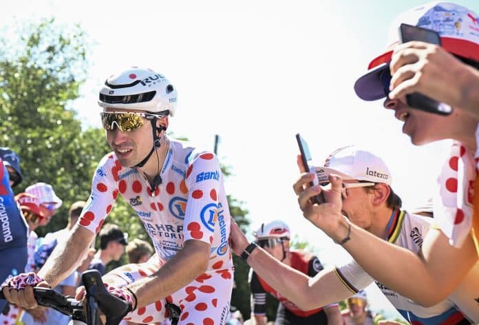 Le Cannois Lenny Martinez avec le maillot à pois sur les épaules.