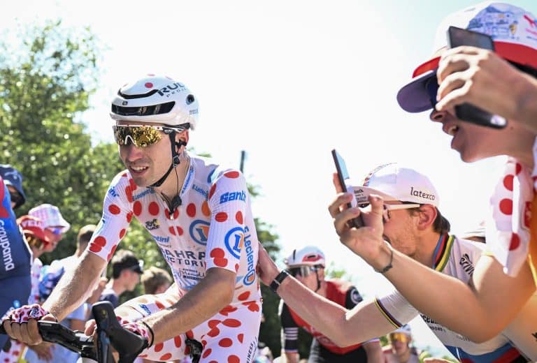 Le Cannois Lenny Martinez avec le maillot à pois sur les épaules.