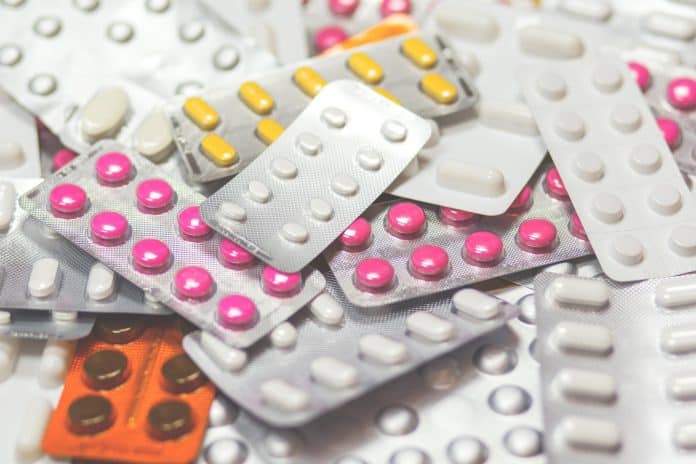 Des plaquettes de médicament de différentes couleurs.