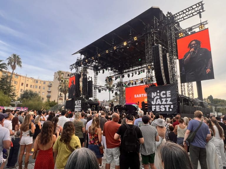 Le public devant un concert lors de l'édition 2025 du Nice Jazz Fest au Théâtre de Verdure derrière la Promenade des Anglais.
