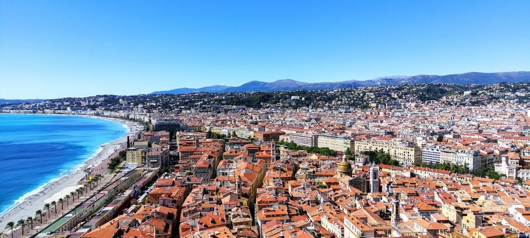 la ville de Nice et sa promenade des Anglais.
