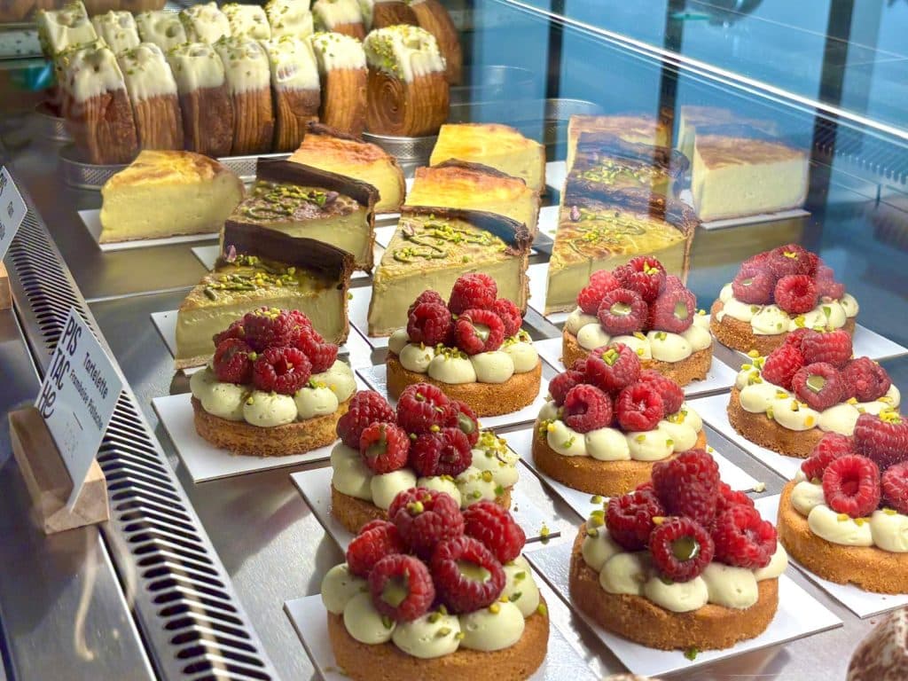 Les viennoiseries de chez Pistache. Pain au chocolat, tarte à la framboise et plusieurs autres pâtisseries.