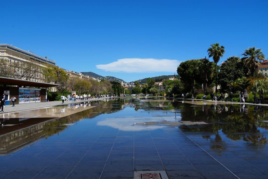 Le mur d'eau de la promenade du Paillon à Nice.