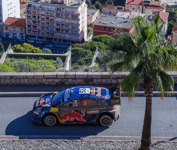 Une voiture de rallye sur le tracé du rallye de Monté Carlo.