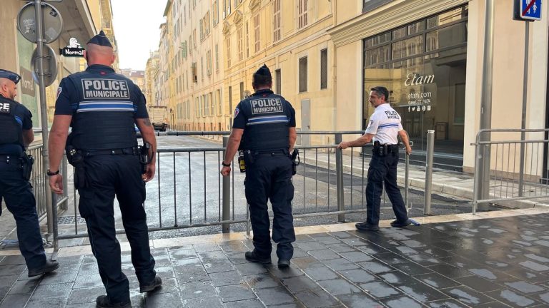 La rue Tiranty fermée par la police avec des barrières pour des problèmes liés à la drogue.