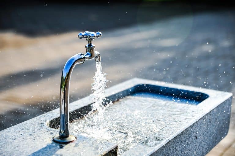 Un robinet d'eau extérieur qui coule.