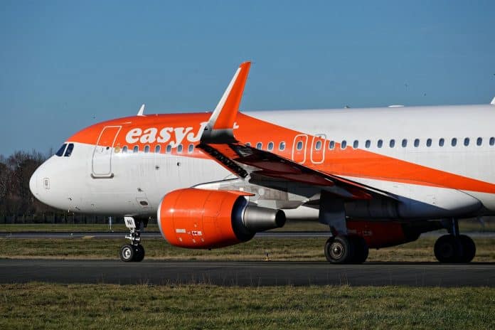 Un avion de la compagnie Easyjet avec ses couleurs blanche et orange.