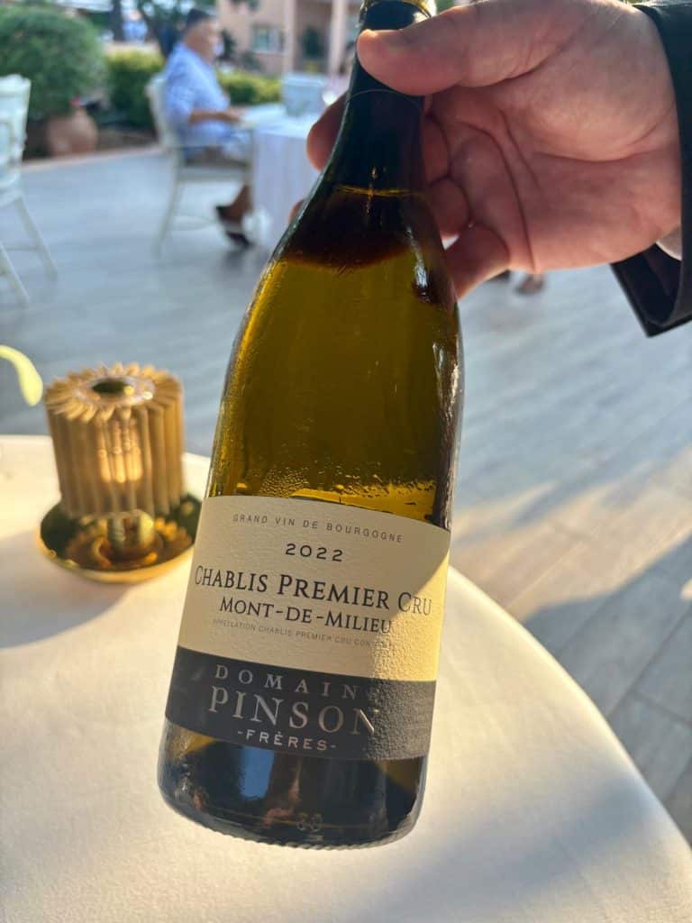 Une bouteille de vin.