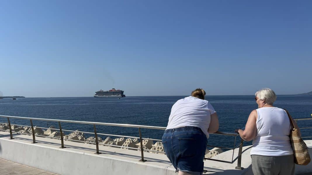 La baie de Cannes avec un paquebot stationné en plein centre