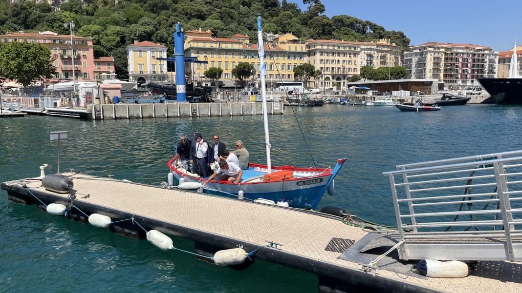 Christian Estrosi qui débarquer du pointu Lou Passagin au niveau du quai Entrecasteaux
