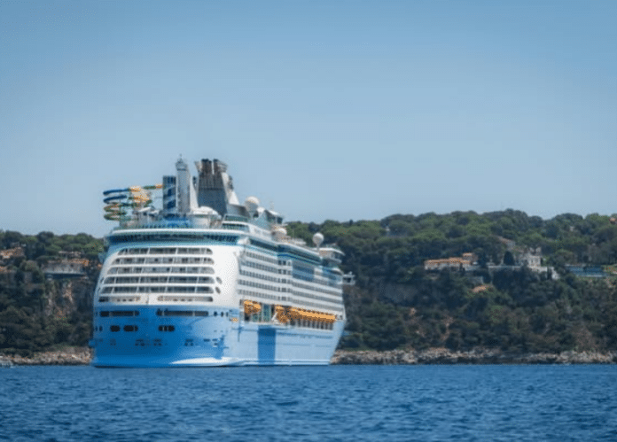 Un bateau de croisière au large de la baie de Villefranche sur Mer.