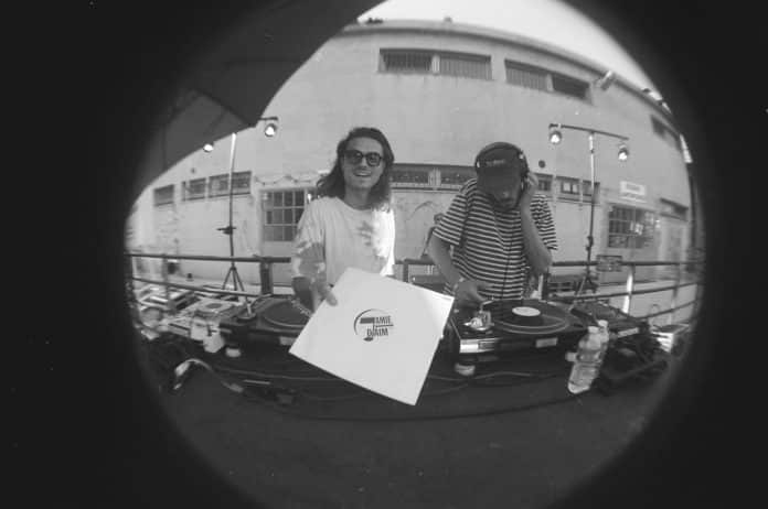 Deux DJ qui participeront au festival Belaprem au 109 de Nice. Photo en noir et blanc style vintage.