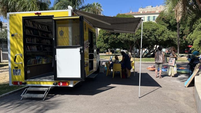 La bib'mobile fait escale au jardin Alsace Lorraine tous les jeudi du mois de juillet