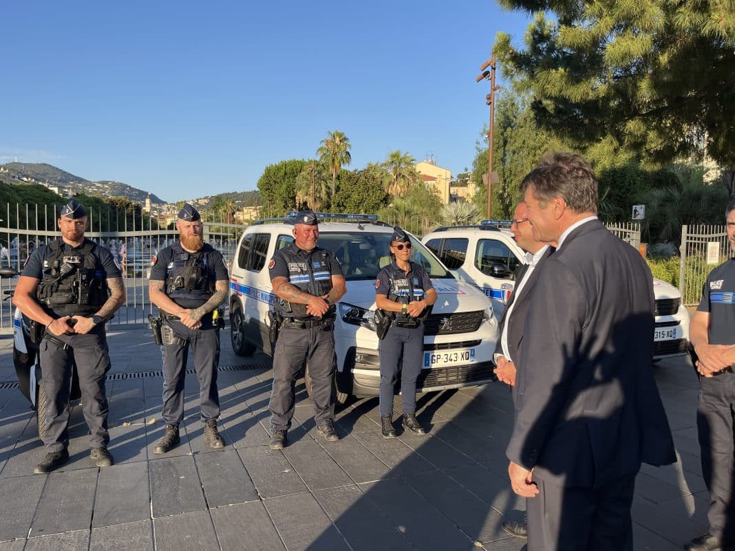 Christian Estrosi tourné vers sa police municipale place Massena