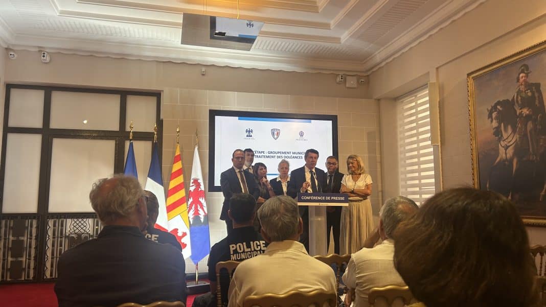 Christian Estrosi et ses conseillers municipaux ont tenu une conférence de presse