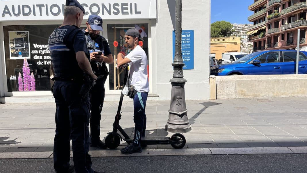 Des policiers municipaux contrôlant un usager en infraction sur sa trottinette électrique