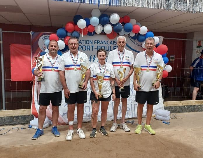 De gauche à droite, Frédéric Richard, Philippe Nouaille, Sophie Lacour, Piergiuseppe Micco et Patrick Forestier, joueurs du club niçois des Résolus Bois Roulant.